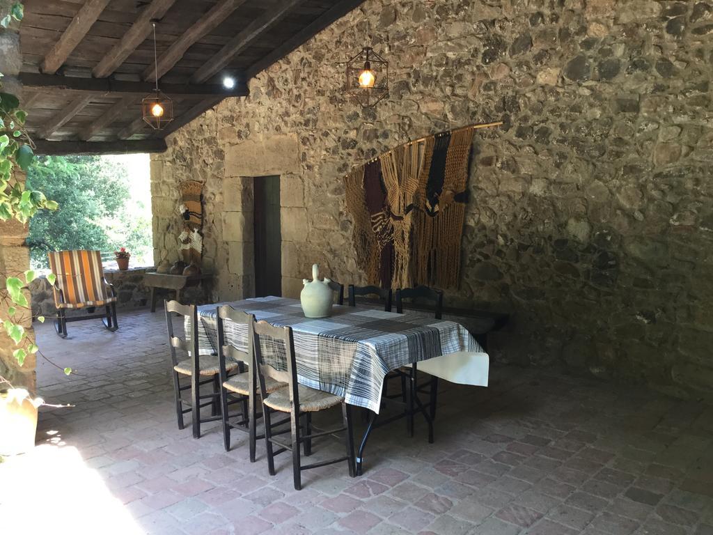 Mas Pardas Santa Pau Bagian luar foto
