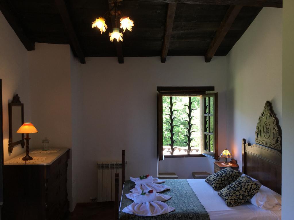 Mas Pardas Santa Pau Bagian luar foto